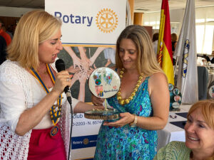 Premio socia honoraria a Mari Carmen Rodríguez Dacosta - Rotary e-club del Mediterráneo