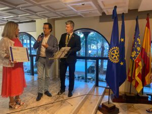 Cambio de collares 2023 - Rotary e-Club del Mediterráneo - entrega de un cheque a la Asociación La Barandilla