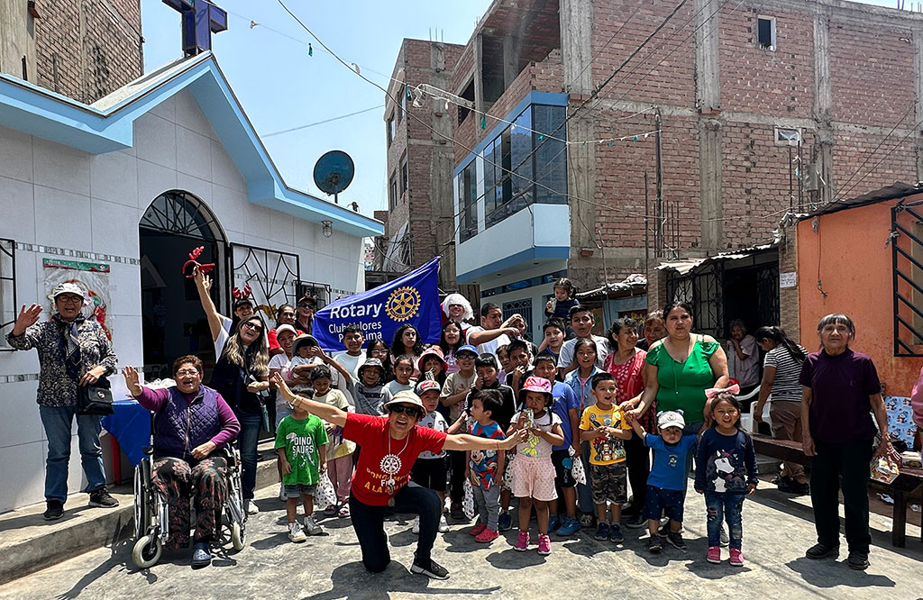 Entrega de regalos en Navidad, en el Distrito Rimac, en Lima - Perú